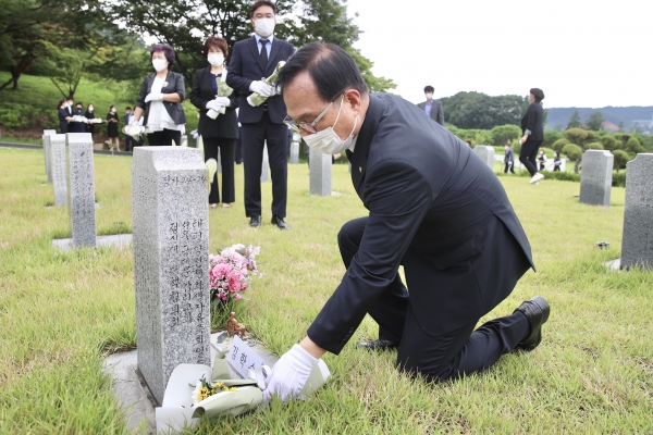 14일 박상돈 천안시장이 기림의 날을 맞아 고 김학순 할머니 묘역에 헌화를 하고 있다.