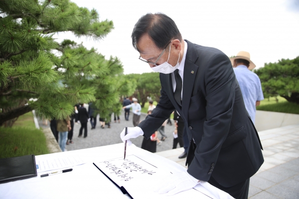 14일 박상돈 천안시장이 기림의 날을 맞아 일본군 위안부 피해자를 기리기 위해 국립 망향의동산을 방문하고 방명록을 작성하고 있다.