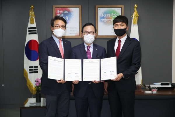 지난 5월 22일 협약을 체결한 (왼쪽부터) 한권희 제이비 주식회사 대표, 박상돈 천안시장, 유상훈 제이비벤처스 공동대표.