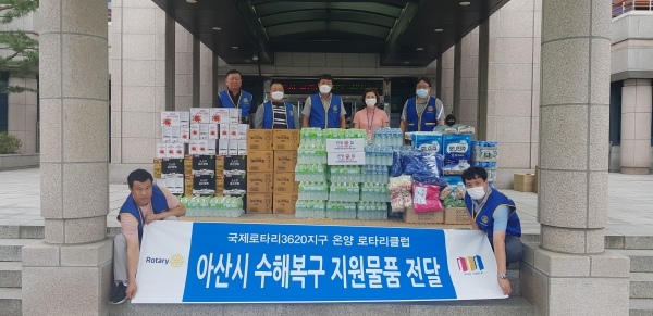 후원물품 전달식 후 기념사진을 촬영하고 있다.