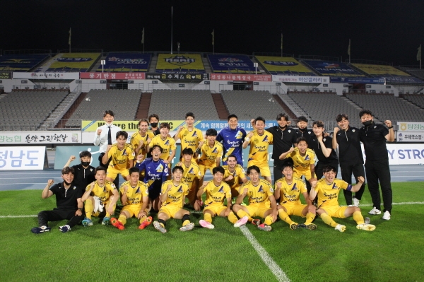 충남아산축구단 단체사진 모습