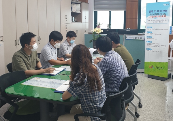 지난 14일 건축 인허과 관련 민원처리 방안에 대해 협의하는 장면