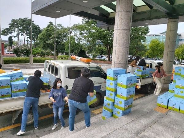 지난 15일 이재민에게 전달될 후원물품을 배분하고 있는 아산시 공무원들
