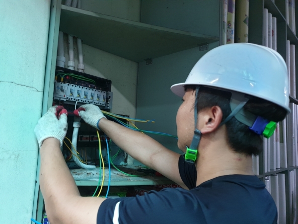 중앙시장 노후전선 정비 장면