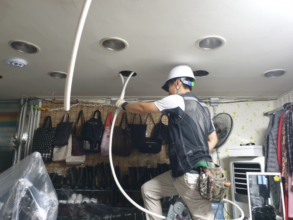 중앙시장 노후전선 정비 장면