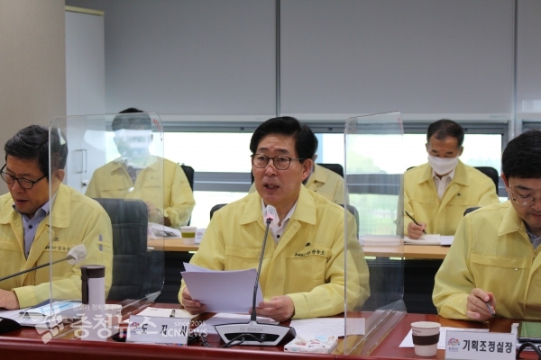 양승조 지사가 18일 실국원장회의에서 "임산부와 감염병 대응만을 전담하는 119 전문구급대가 탄생한다"고 밝혔다.