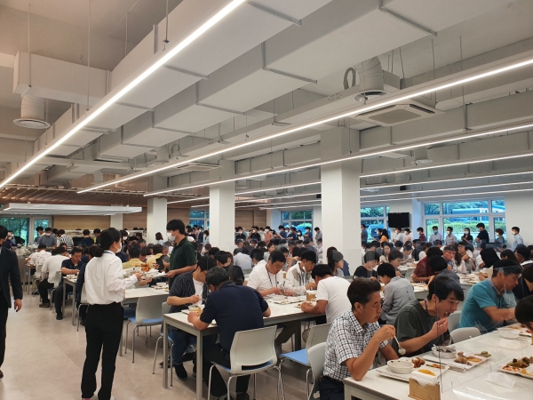 직원들이 운영을 재개한 구내식당에서 점심식사를 하고 있다.
