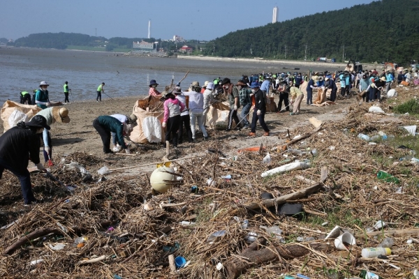 서천군, 민·관 합동 해양쓰레기 수거 ‘구슬땀’