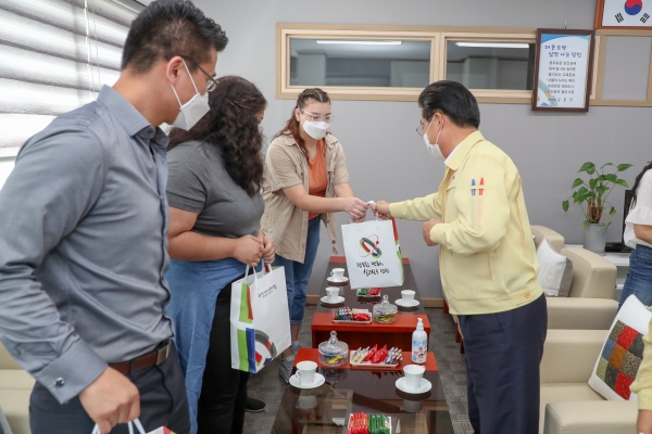 원어민 강사 격려중인 김홍장 시장