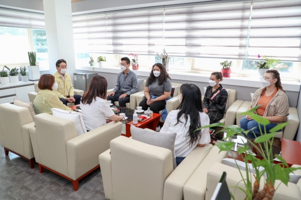 원어민 강사 격려중인 김홍장 시장