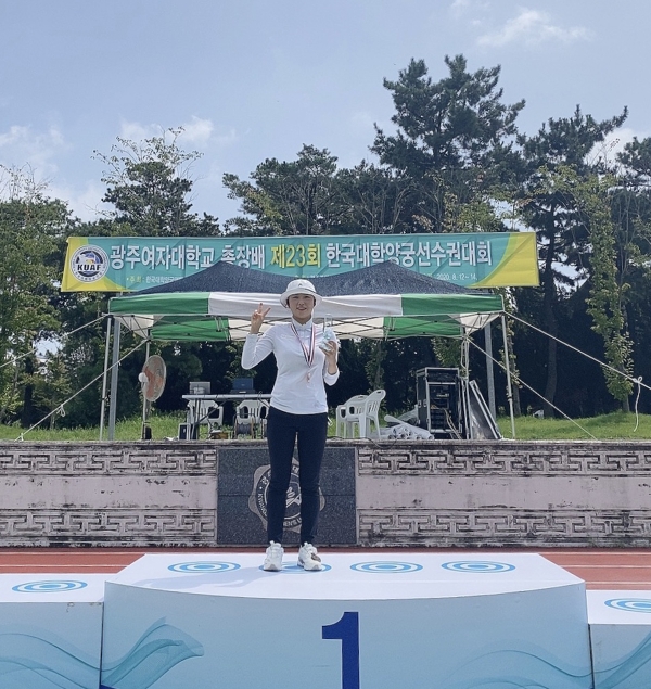 지난 11일부터 14일까지 열린 “제23회 한국대학양궁선수권 대회“에서 이나영(스포츠건강관리학과 3) 선수가 금메달 획득