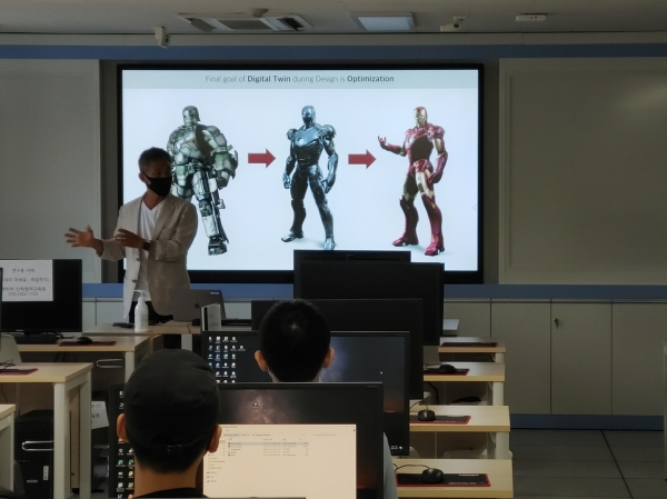 한국알테어 문성수 대표가 디지털트윈 발전과 비전에 대해 특강을 진행하고 있다.