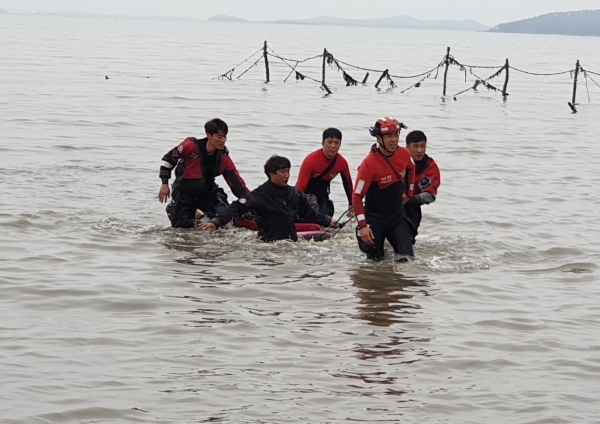 지난 5월 대조기 기간 대천방조제 갯벌에 고립된 요구조자 구조 모습. / 보령해양경찰서 제공