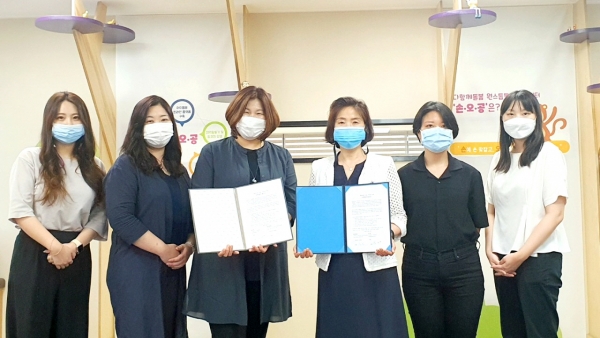 김혜영 센터장(왼쪽 세 번째)과 충남대 간호학과 안숙희 교수(오른쪽 세 번째) 및 양 기관 관계자가 업무협약 후 단체사진