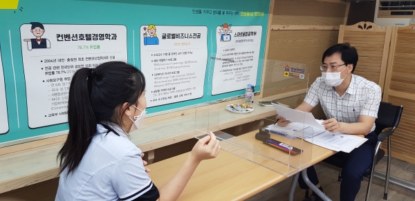코로나19의 장기화로 각종 입시 박람회가 취소되면서 직접 찾아가는 입시정보 프로그램의 수요 높아