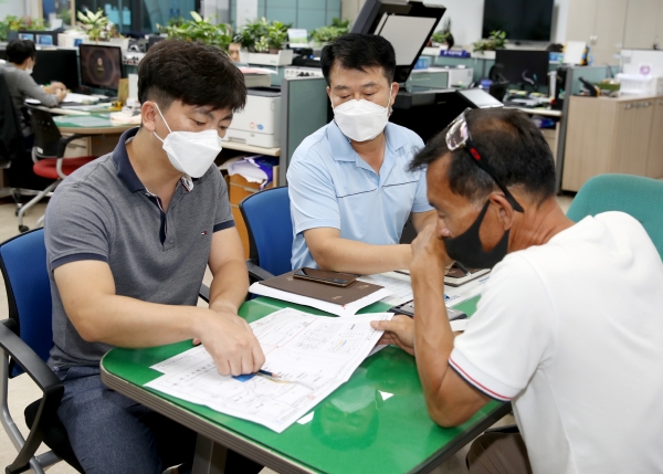 ‘신속민원처리과’ 인허가 민원 상담 모습.