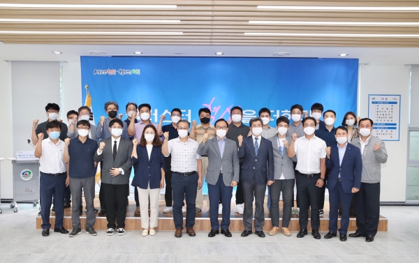 산학연 클러스터 중간활동 보고회 후 단체사진 모습