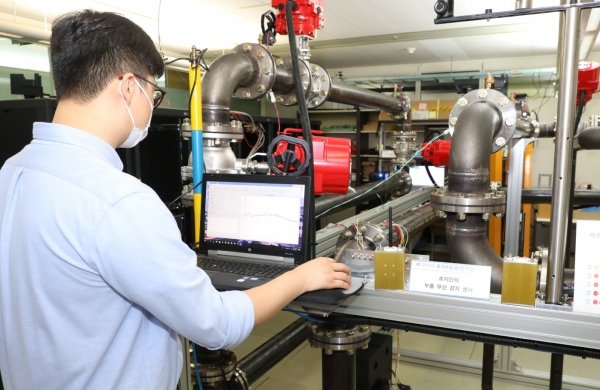 ETRI KSB융합연구단 연구원이 초저전력 누출 무선 감지 센서를 이용해 누출 여부를 감시하고 있다.