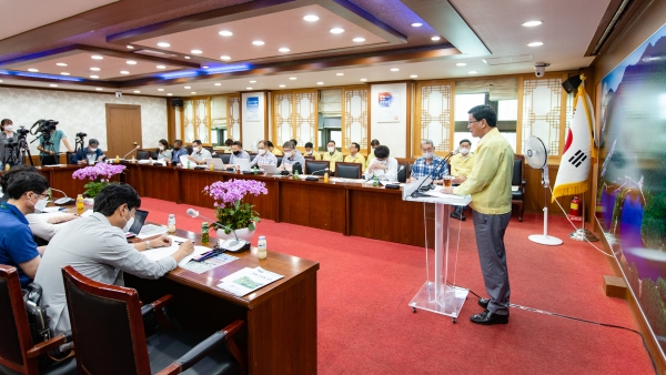 김돈곤 군수, 20일 오전 군청 상황실에서 8월 정례브리핑 모습