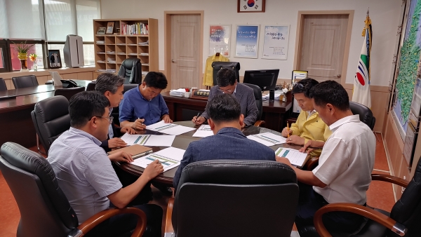 지난 19일 군수실에서 김돈곤 군수, 실무자 등이 참석한 가운데 농촌 신활력플러스사업 추진상황 점검