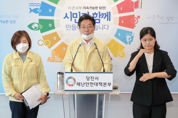 당진시 7번째 코로나19 확진자 발생에 따른 브리핑 중인 김홍장 당진시장