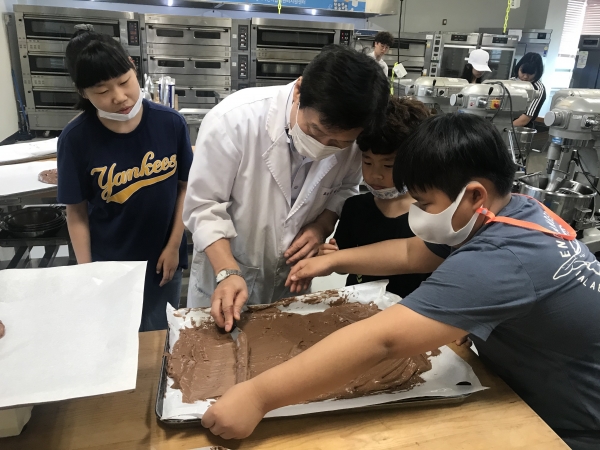 어린이 대상 제과제빵 실습 프로그램 운영 장면