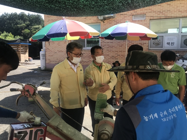 지난 18일부터 21일까지 4일간에 걸쳐 금산군 제원면과 부리면 등 농기계서비스 취약지역을 찾아 긴급 무상수리 봉사 활동 실시 모습