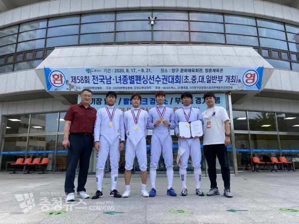 대회가 끝난 후 펜싱부 선수 단체사진