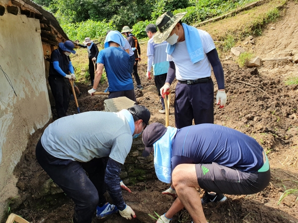 경찰수사연수원 직원들이 수해피해 복구 봉사활동 모습