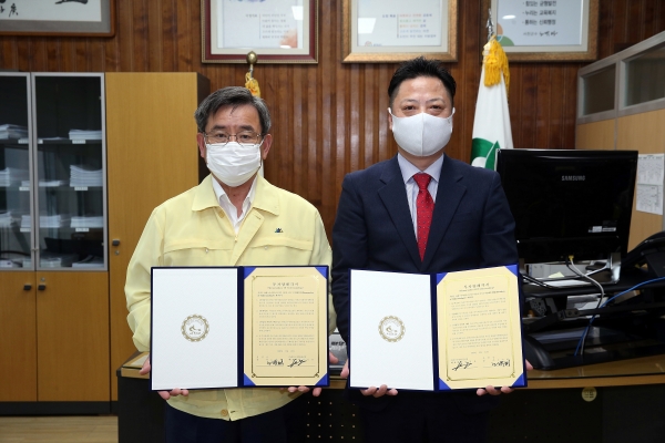 서천군, 에스아이피플글로벌과 투자협약(MOU) 체결 모습