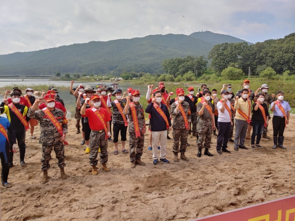 해병대전우회가 지난 23일 최근 집중호우로 더럽혀진 용연저수지(목천읍 소재)에서 환경정화 캠페인 전개