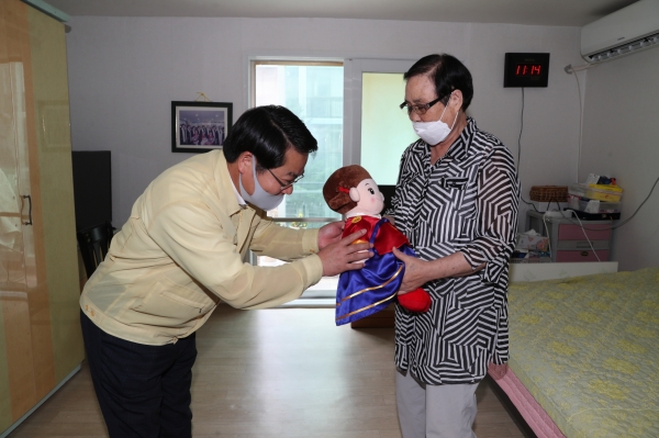 오세현 아산시장이 독거 어르신 댁을 방문해 돌봄로봇 효순이를 전달하고 있다.