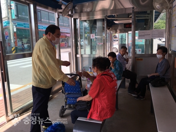 버스승강장 이용 승객 대상 얼음물 전달 모습