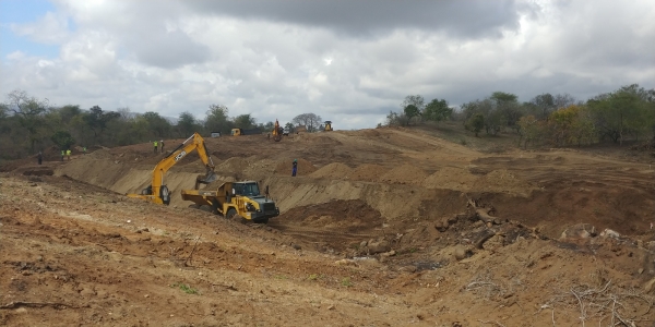 간선용수로 토공작업 모습