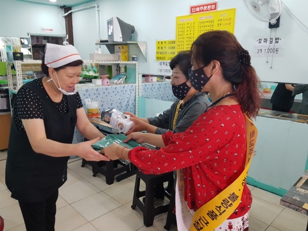 학교주변 어린이 기호식품 조리업소 영업자에 위생마스크와 앞치마 배부
