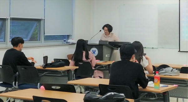 코로나19 상황에서 직원 직무계발을 위해 외국어 교육과정 운영 (수업 시연 모습)