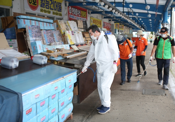 대천항 수산시장 방역중인 김동일 보령시장