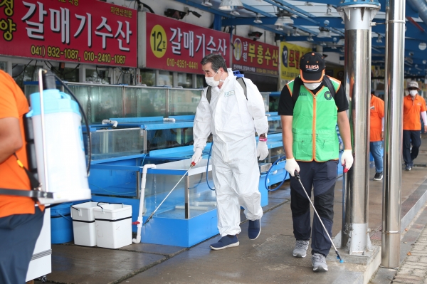 대천항 수산시장 방역중인 김동일 보령시장
