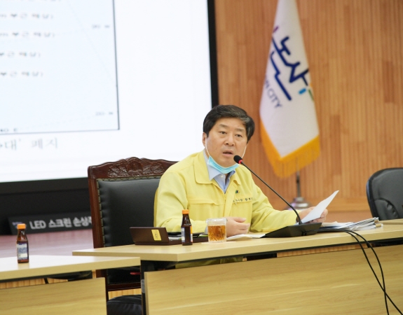 황명선 논산시장이 26일 긴급대책회의를 주재하고 있다