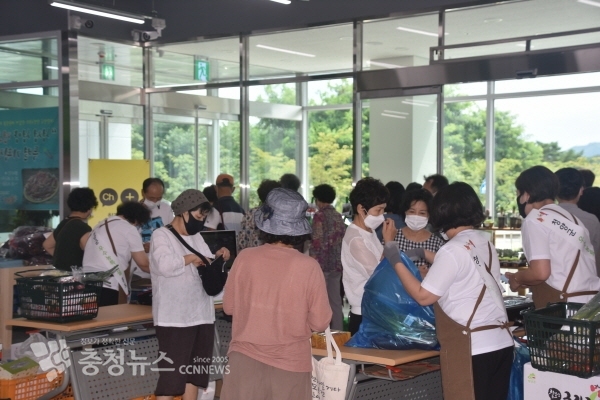 임시오픈 첫날 소비자들이 붐비는 모습.