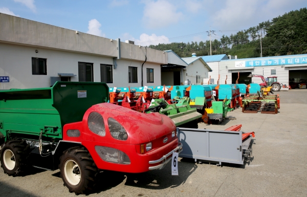 태안군 농기계임대사업소 본소에 전시된 매각대상 불용농기계 모습.
