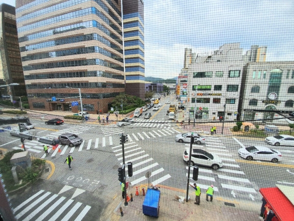 천안시 신부동 삼성생명 건물 앞에 설치된 대각선 횡단보도