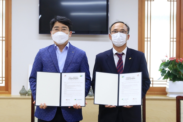 27일 시장실에서 산학협력 업무체결 장면(좌 맹정호 서사시장, 우 김동학 산학단장)