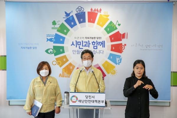 지난 27일 김홍장 시장이 코로나19 긴급 브리핑을 하고 있다.