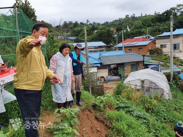 황선봉 군수가 수해 현장을 방문해 항구복구 대책을 수립하는 모습