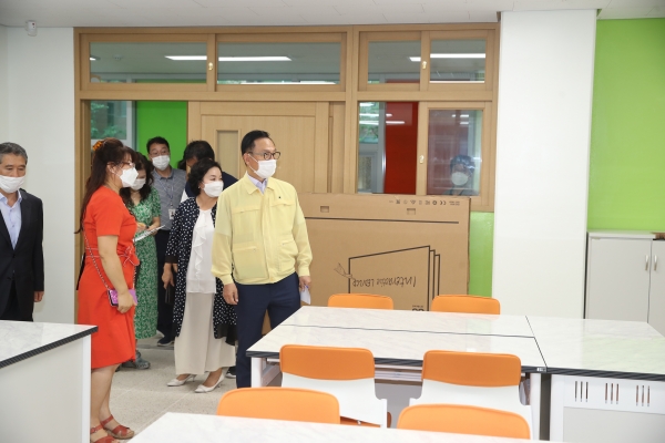 호수초 개교 전 시설점검 차 현장 방문한 박상돈 시장