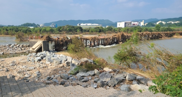 세종시 부용가교가 긴 장마로 인해 파손됐다.