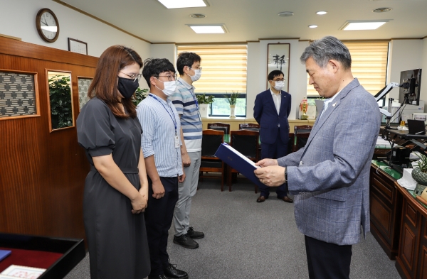 ‘민원처리 마일리지’ 우수공무원으로 선정하고 표창장과 상금 수여식 모습