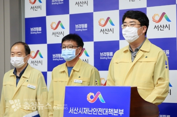 긴급 브리핑 하는 맹정호 서산시장