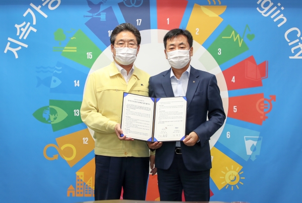 당진시-NH농협무역, 농산물 수출확대 업무협약 체결/ 오른쪽 NH농협무역 김재기 대표